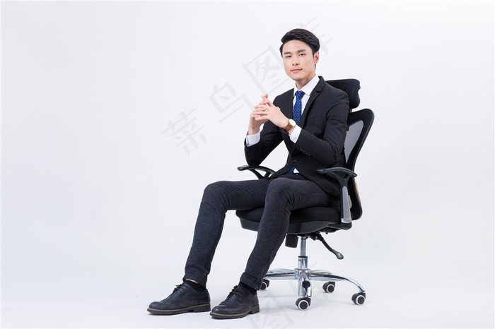 坐在旋转椅子上的商务男士