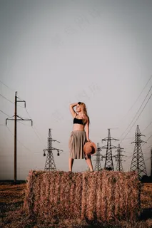 站在干草上的女人图片 站在干草上的女人图片