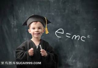 戴博士帽拿着粉笔写公式的小男孩