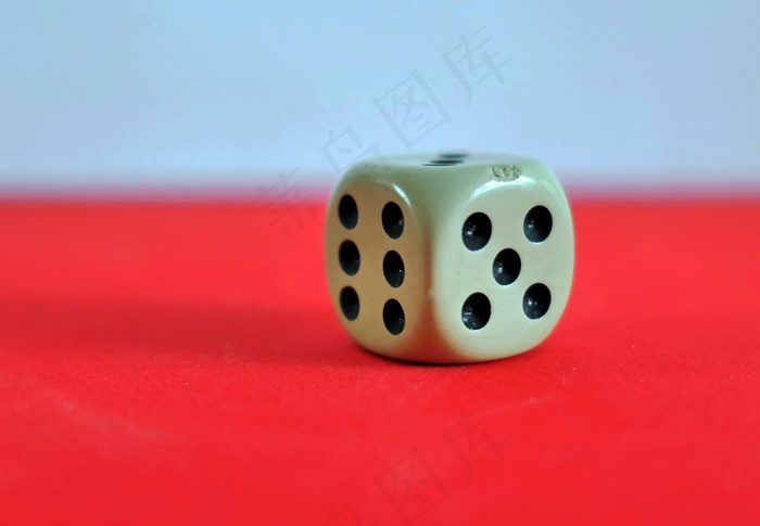 一个白色骰子图片