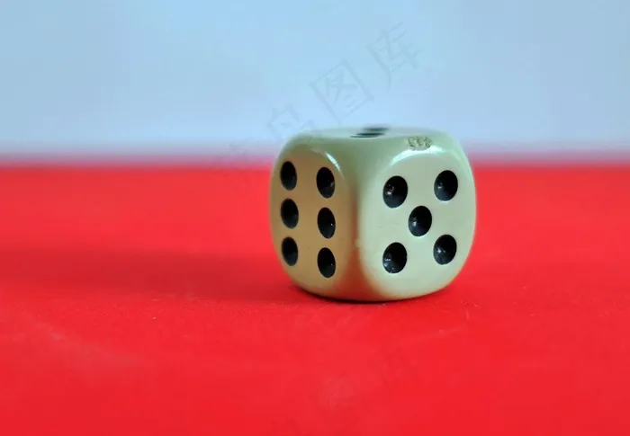 一个白色骰子图片