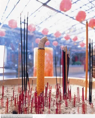 香炉内燃烧的香