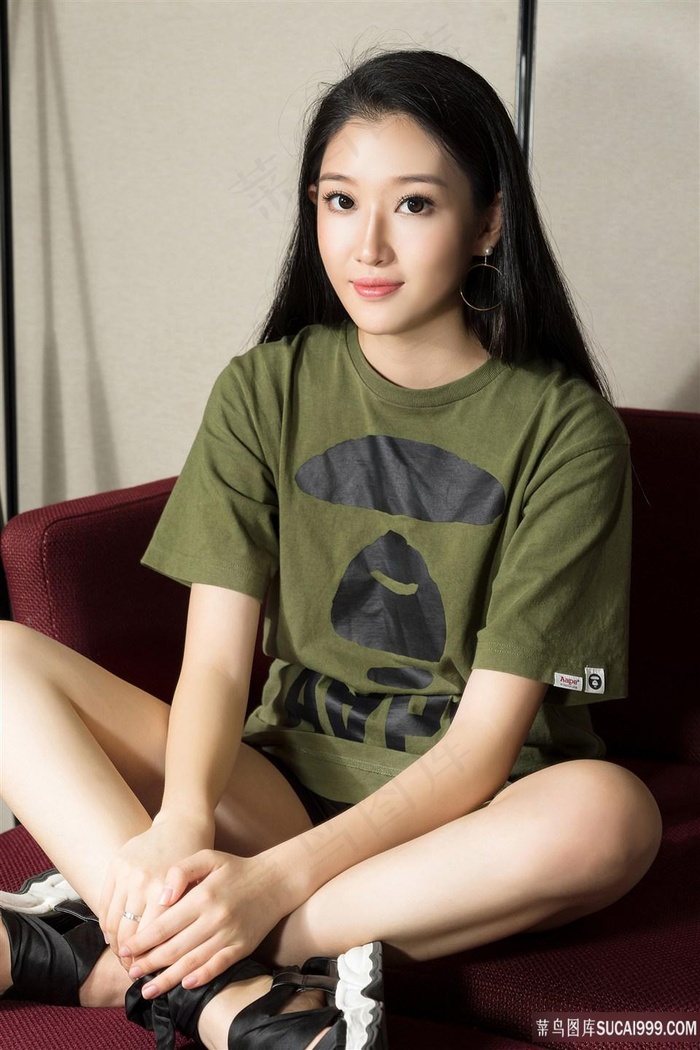 盘腿而坐的潮流性感美女思茹写真图片