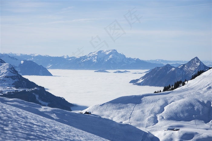 阳光下的雪山