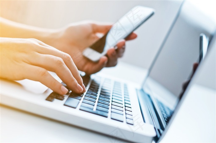 边拿手机边打电脑