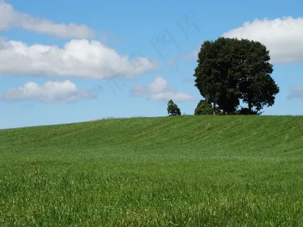 蓝天白云绿草地图片 蓝天白云绿草地图片