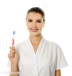 女性服务人员拿牙刷高清图片