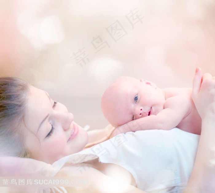 趴在妈妈怀里的宝宝温馨高清图片