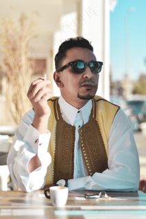 成熟墨镜男人图片