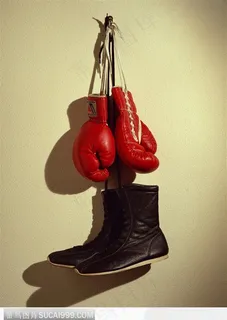 红色拳套和黑鞋（挂在墙壁上）