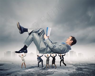 被人抬着的商务男士高清图片