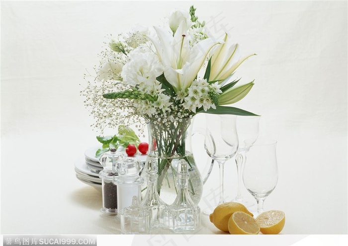 玻璃茶具酒杯和一大束鲜花