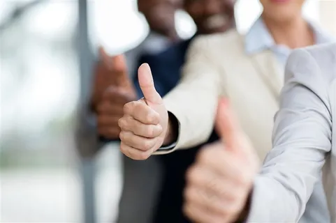 纷纷点赞的公司员工们摄影高清图片 纷纷点赞的公司员工们摄影高清图片