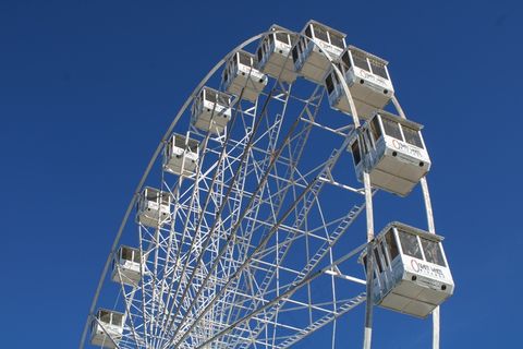 公园旋转白色摩天轮图片