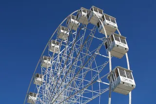 公园旋转白色摩天轮图片