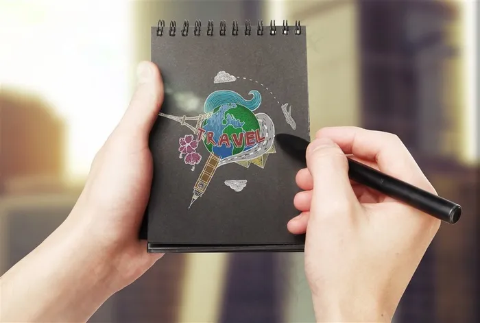 拿着笔记本旅行写生的手部动作高清图片