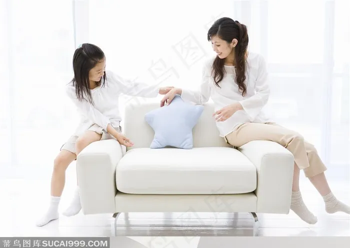 幸福的一家-坐在沙发两头的母女两