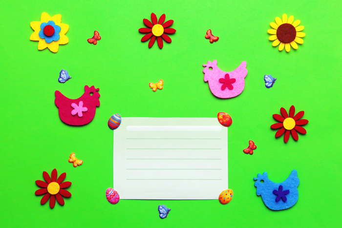 明亮的绿色复活节婴儿背景覆盖鲜花，蝴蝶和鸡。