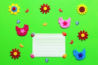 明亮的绿色复活节婴儿背景覆盖鲜花，蝴蝶和鸡。