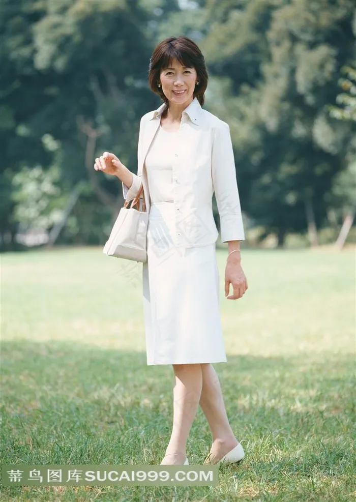 挎包的女性老人素材