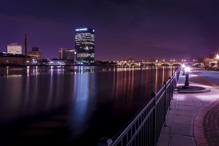 夜晚的天空与江水城市