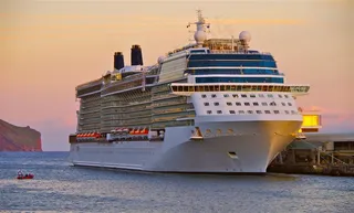 停在海边的豪华邮轮高清图片