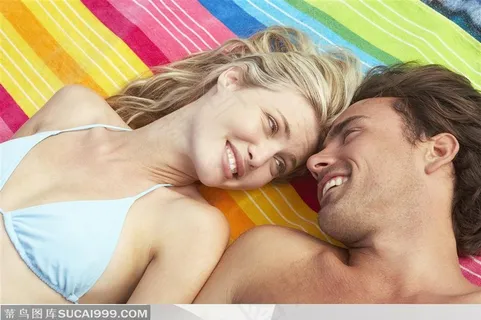 家庭海滩旅-躺在沙滩上的夫妻两