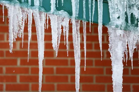 冬季室外结冰的墙面冰柱