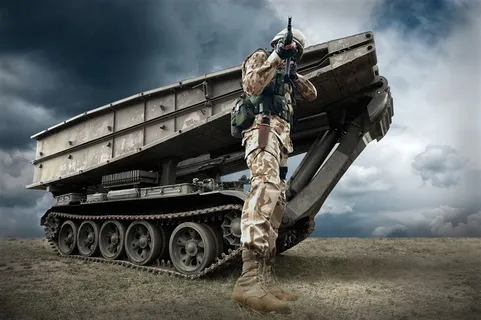 军事系列 - 正在举枪瞄准的军人