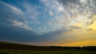 高清蓝天白云山林