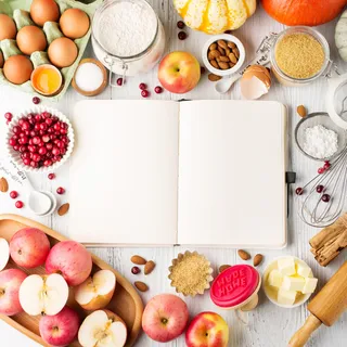 秋冬烘焙的配料-面粉，糖，鸡蛋，苹果，南瓜和香料