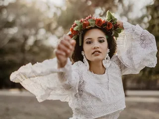 头戴花环写真图片