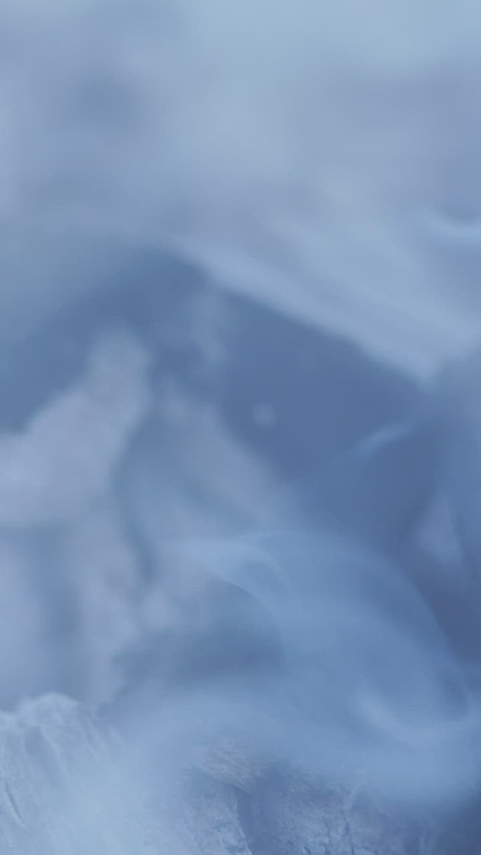 从木炭中冒出的烟