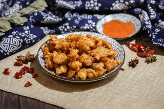 鸡肉油炸食品蓝碎花布辣椒面