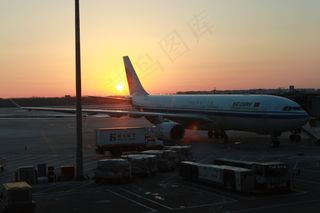 黄昏下大型飞机图片