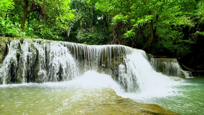夏天森林里的小瀑布