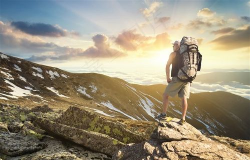 朝阳下登上山顶的男子高清图片 朝阳下登上山顶的男子高清图片