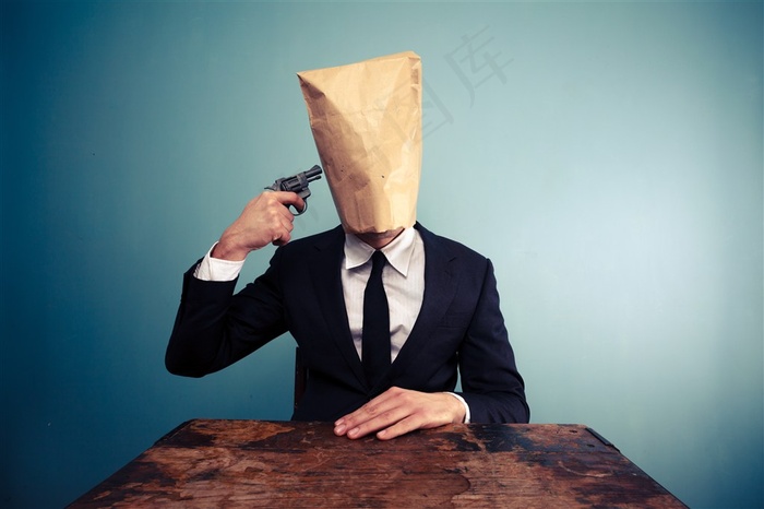 想要拿枪自杀的人