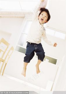 弹跳在空中的小男孩