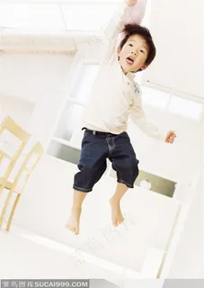 弹跳在空中的小男孩