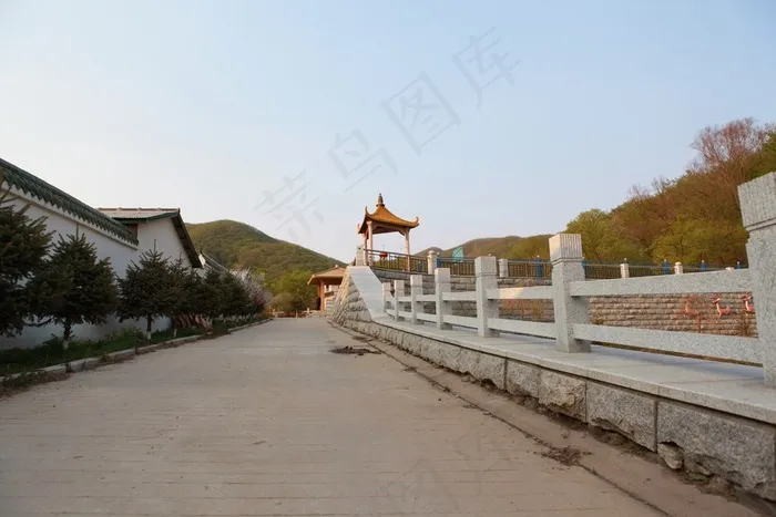 蓝天下公路旁的白色护栏