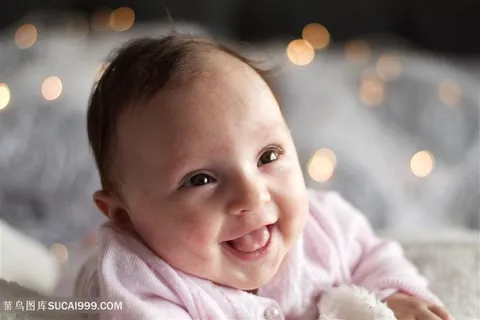 可爱的笑眯眯的宝宝