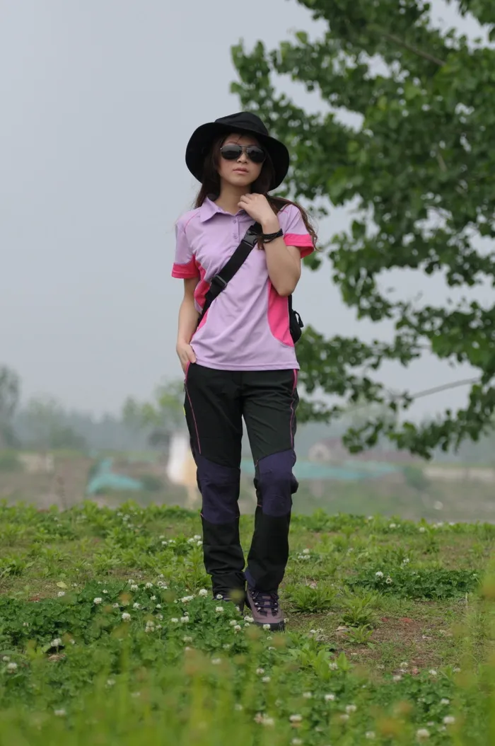野外求生户外美女绿色大自然风景背包客人物