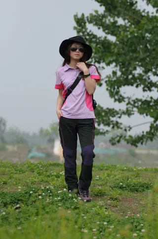 野外求生户外美女绿色大自然风景背包客人物