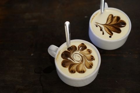 两杯卡布奇诺咖啡