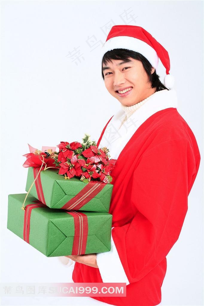 甜美微笑抱圣诞礼物的男人