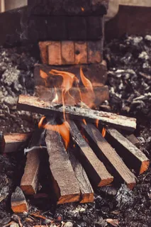 燃烧的柴火图片