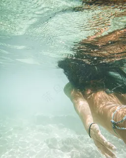 深海潜水的美女图片 深海潜水的美女图片