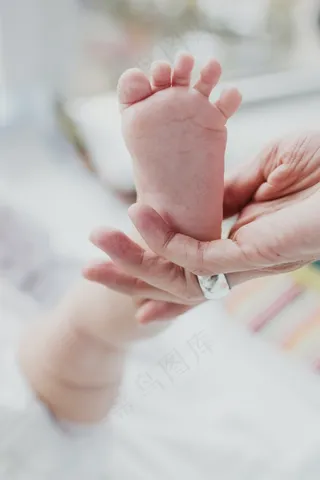 新生婴儿小脚丫图片