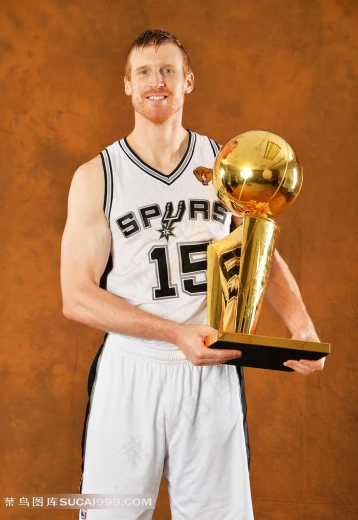 端着奖杯的邦纳